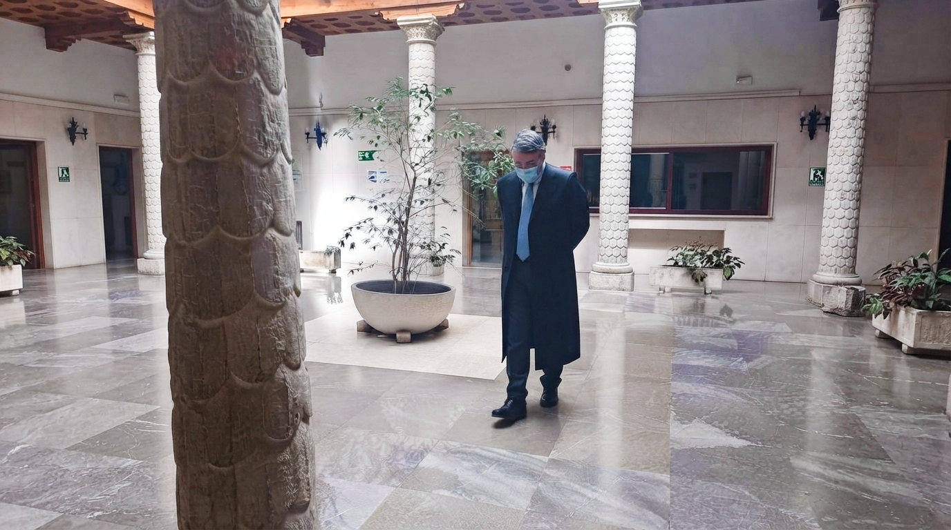 Óscar Espinosa saliendo de las instalaciones tras una defensa judicial