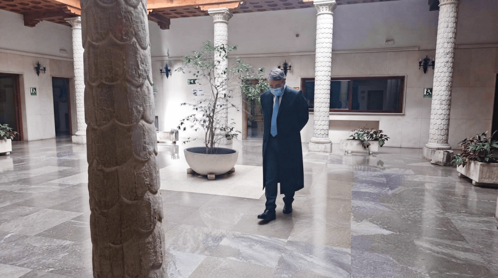 Óscar Espinosa saliendo de las instalaciones tras una defensa judicial