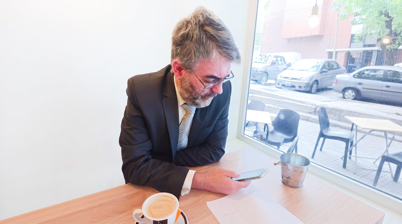 Abogado Oscar Espinosa revisando sus notas.